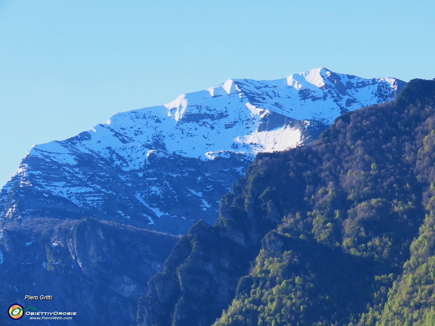 13 Bella vista anche sul versante  nord ancora innevato del Pizzo Baciamorti (2009 m).JPG
